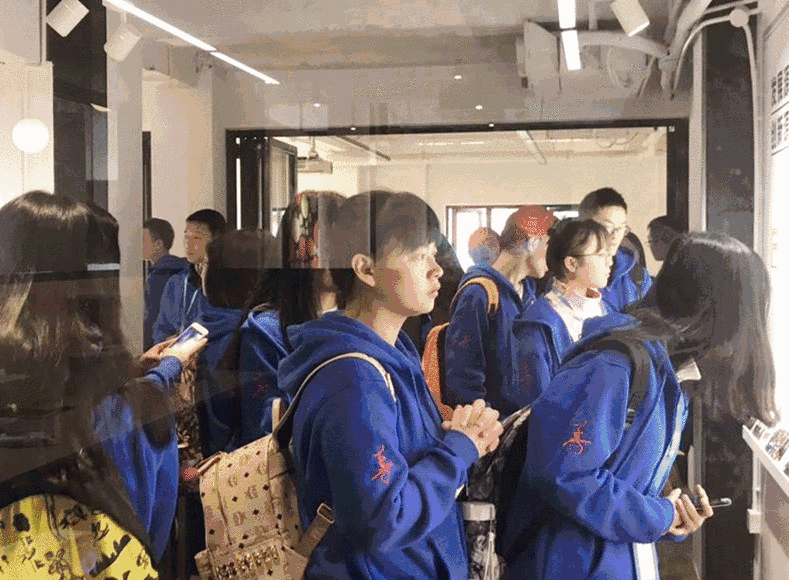 1512114075.gif